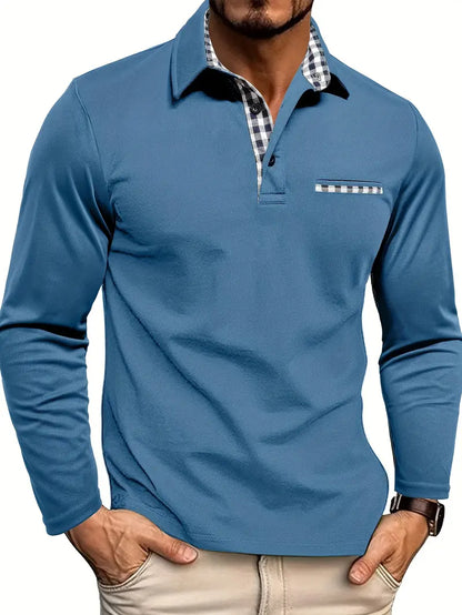 Mann trägt blaues Langarm-Poloshirt mit kariertem Kragen und Tasche, modisch und lässig, ideal für Herrenmode und Freizeitkleidung.