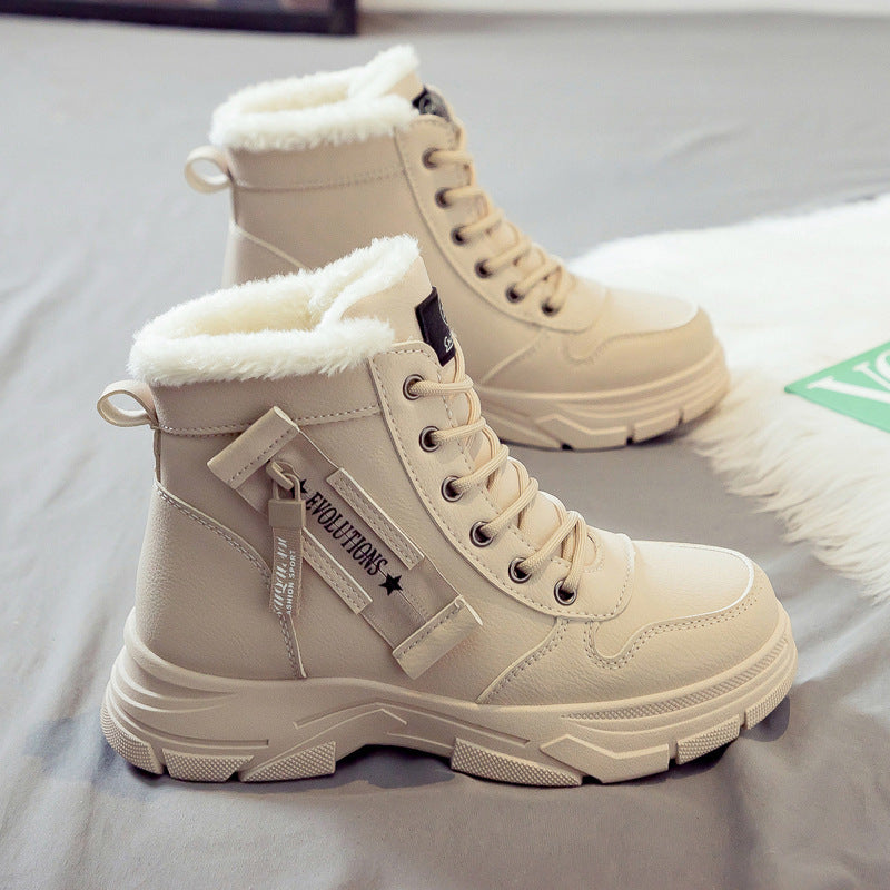 Beige Winterstiefel mit Kunstfellfutter, robustem Profil und seitlichem Reißverschluss. Modische Damenstiefel für kalte Tage. Ideal für Wintermode.