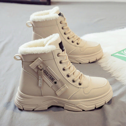 Beige Winterstiefel mit Kunstfellfutter, robustem Profil und seitlichem Reißverschluss. Modische Damenstiefel für kalte Tage. Ideal für Wintermode.