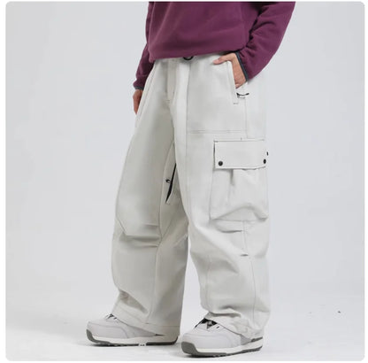 Lässige weiße Cargohose für Herren, kombiniert mit lila Pullover und weißen Sneakers. Bequeme Streetwear-Mode, ideal für Freizeit und Outdoor.
