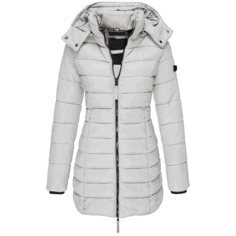 Graue Damen-Daunenjacke mit Kapuze, Reißverschluss und gestepptem Design. Winterjacke, warm, modisch, ideal für kalte Temperaturen.