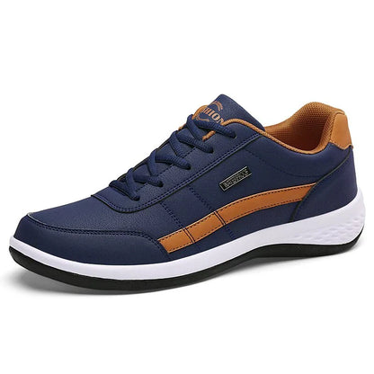 Dunkelblauer Sneaker mit braunen Akzenten, weißer Sohle und schwarzer Unterseite. Bequemer Freizeitschuh für Herren, ideal für Alltag und Sport.