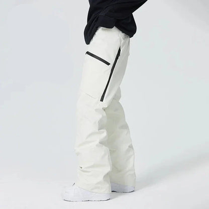 Weiße Skihose mit schwarzem Reißverschluss, seitlicher Tasche und lockerer Passform. Ideal für Wintersport und Outdoor-Aktivitäten.