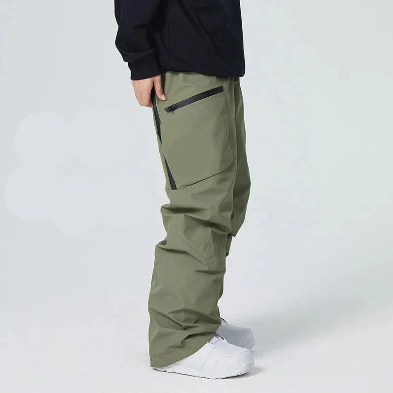 Grüne Outdoor-Hose mit schwarzen Reißverschlüssen, getragen von Person in weißen Sneakers. Ideal für Wandern und Freizeitaktivitäten.