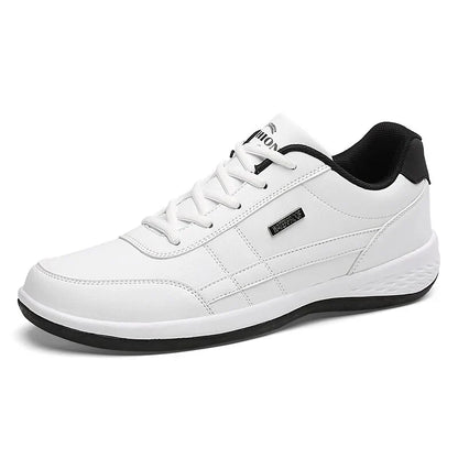 Weiße Herren-Sneaker mit schwarzem Akzent, sportliches Design, bequeme Sohle, ideal für Freizeit und Sport. Hochwertige Materialien, modisch und langlebig.