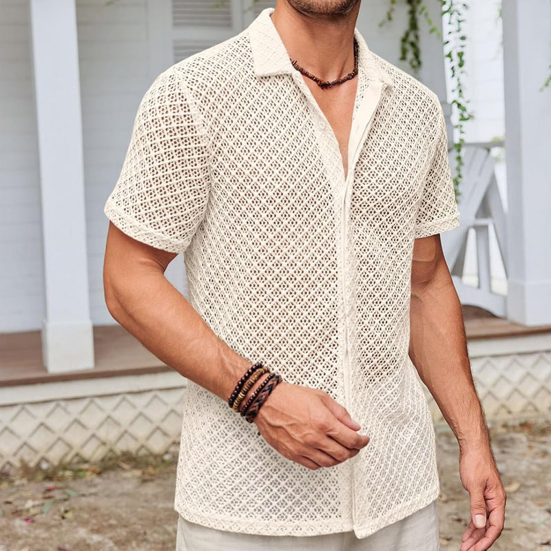 Mann in cremefarbenem, gehäkeltem Kurzarmhemd vor weißem Haus. Sommermode, lässiger Stil, Herrenbekleidung, modisches Outfit.