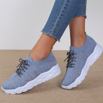Damen Sneaker in Blau mit weißer Sohle, gestricktes Obermaterial, bequeme Passform, modisch, ideal für Freizeit und Sport, Jeans kombiniert.