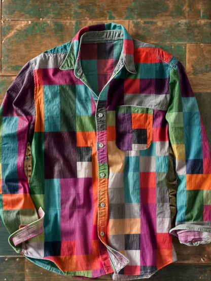 Bunte karierte Herrenhemd auf Holzhintergrund, Patchwork-Design, langärmlig, modisch, vielseitig, ideal für Freizeitkleidung und stilvolle Outfits.