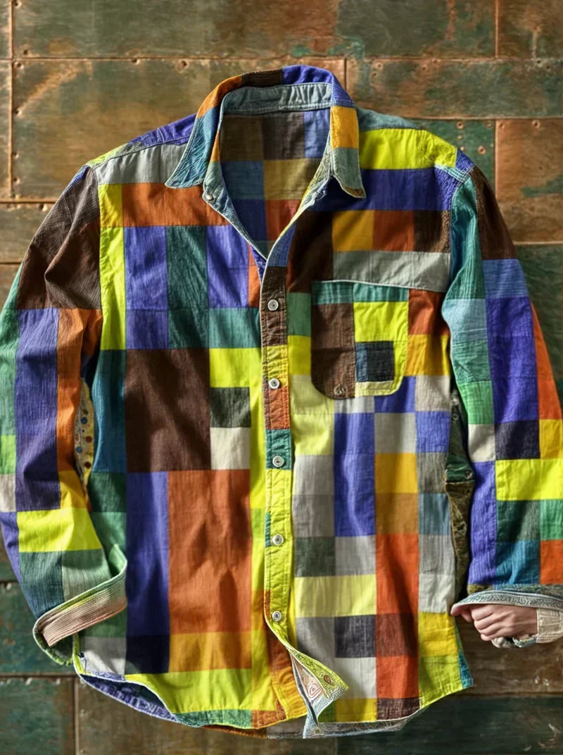 Bunte karierte Herrenhemd aus Baumwolle, langärmelig, mit Knopfleiste und Brusttasche, vor rustikalem Hintergrund. Modetrend, Freizeitkleidung.