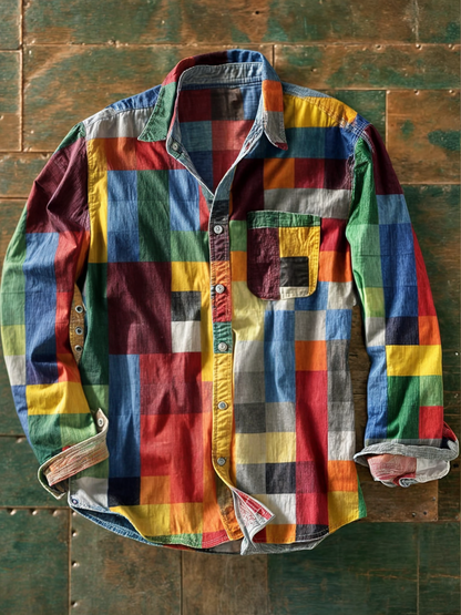 Buntes kariertes Hemd aus Baumwolle auf rustikalem Holztisch, modisches Design, langärmlig, ideal für Freizeitkleidung und trendige Outfits.