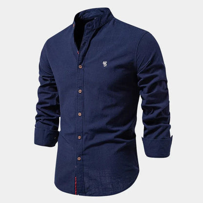 Dunkelblaues Herrenhemd mit Stehkragen, langen Ärmeln und Knopfleiste. Elegantes Design, ideal für Business und Freizeit. Baumwollstoff.