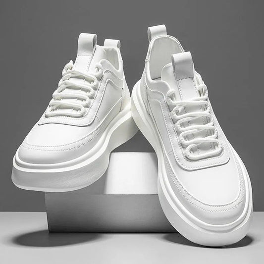 Weiße Sneaker auf grauem Hintergrund, modernes Design, dicke Sohle, Schnürsenkel, minimalistisch, modisch, Unisex-Sportschuhe, trendige Fußbekleidung.