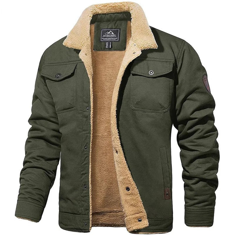 Grüne Herrenjacke mit Teddyfutter, warm und stilvoll, ideal für Wintermode. Robustes Design mit Knopfleiste und Brusttaschen.