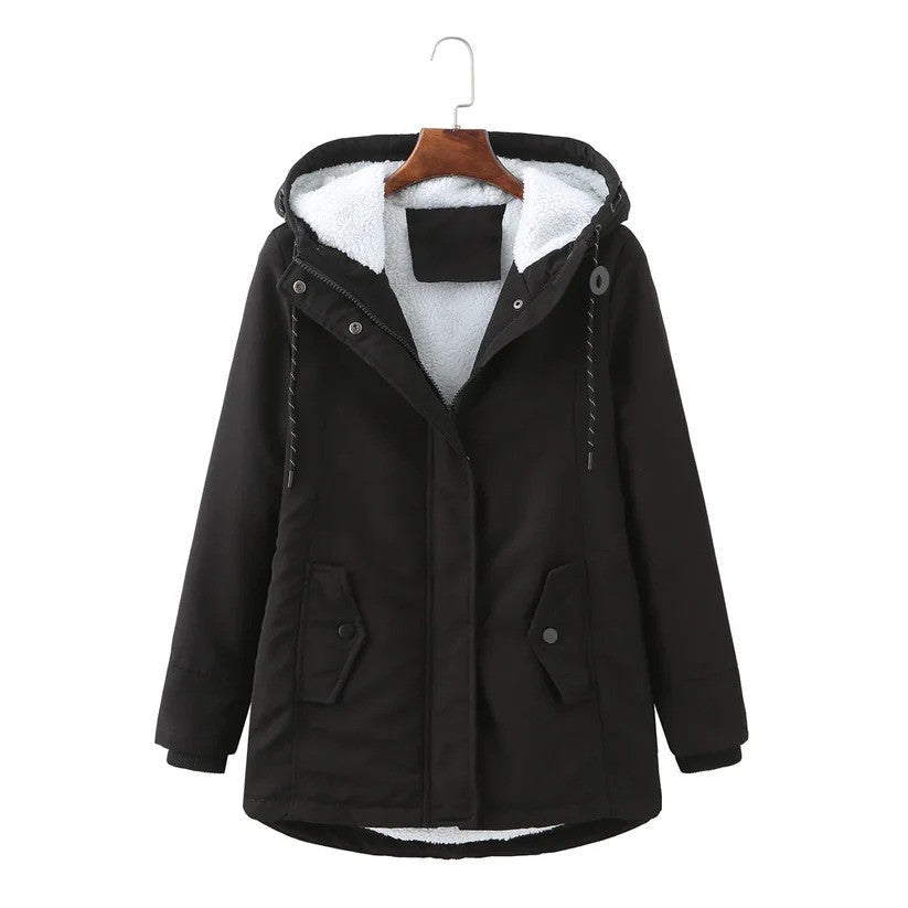 Schwarze Winterjacke mit Kapuze, warm gefüttert, Reißverschluss, Knöpfe, Taschen, ideal für kaltes Wetter, modisch und funktional.