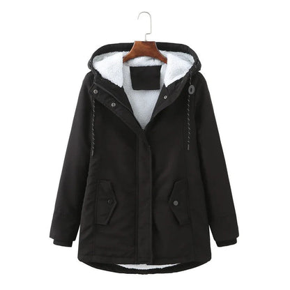 Schwarze Winterjacke mit Kapuze, warm gefüttert, Reißverschluss, Knöpfe, Taschen, ideal für kaltes Wetter, modisch und funktional.