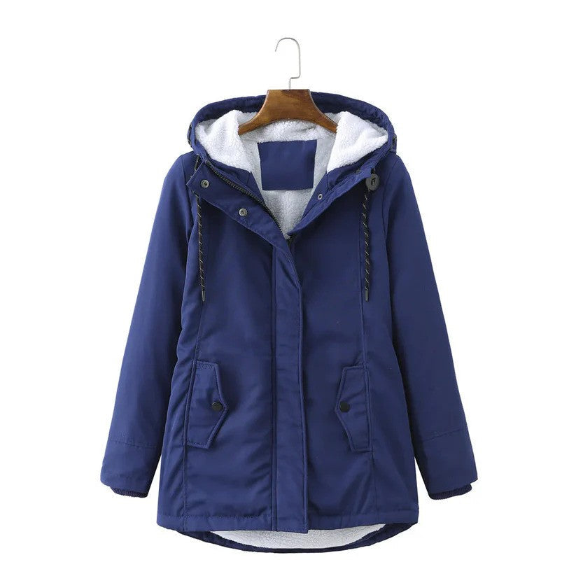 Blaue Winterjacke mit Kapuze, warm gefüttert, ideal für kalte Temperaturen. Modisches Design, praktische Taschen, hochwertiges Material.