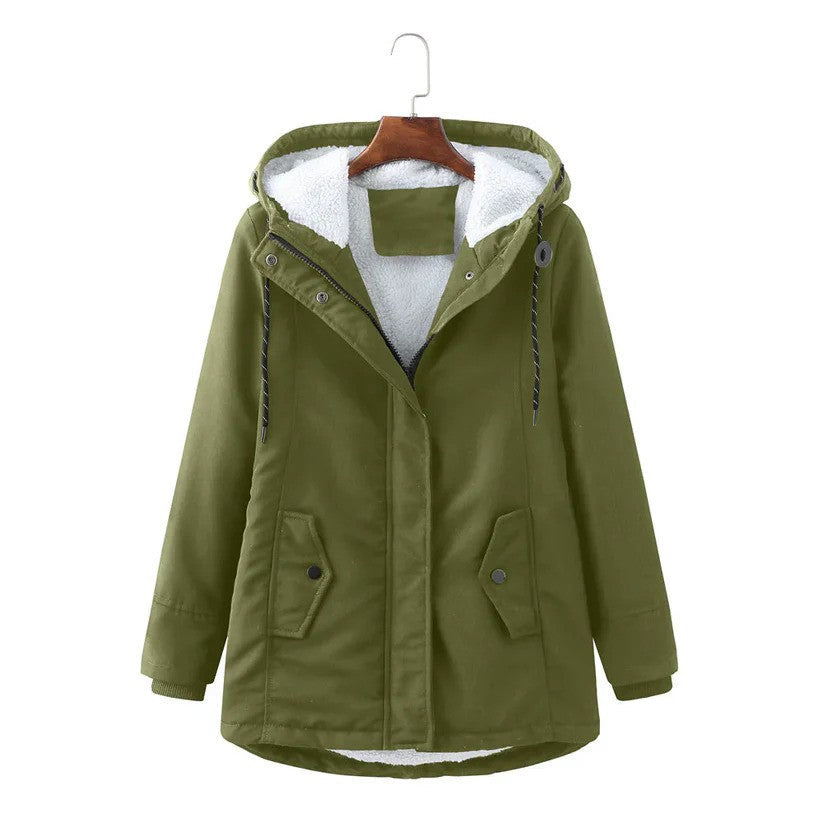 Grüne Damen-Winterjacke mit Kapuze, warm gefüttert, Reißverschluss, Knöpfe, Kordelzug, ideal für kalte Tage, modisch und funktional.