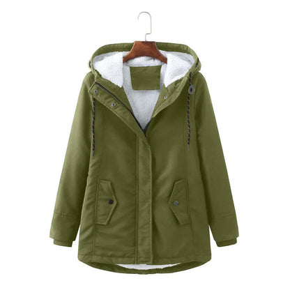 Grüne Damen-Winterjacke mit Kapuze, warm gefüttert, Reißverschluss, Knöpfe, Kordelzug, ideal für kalte Tage, modisch und funktional.