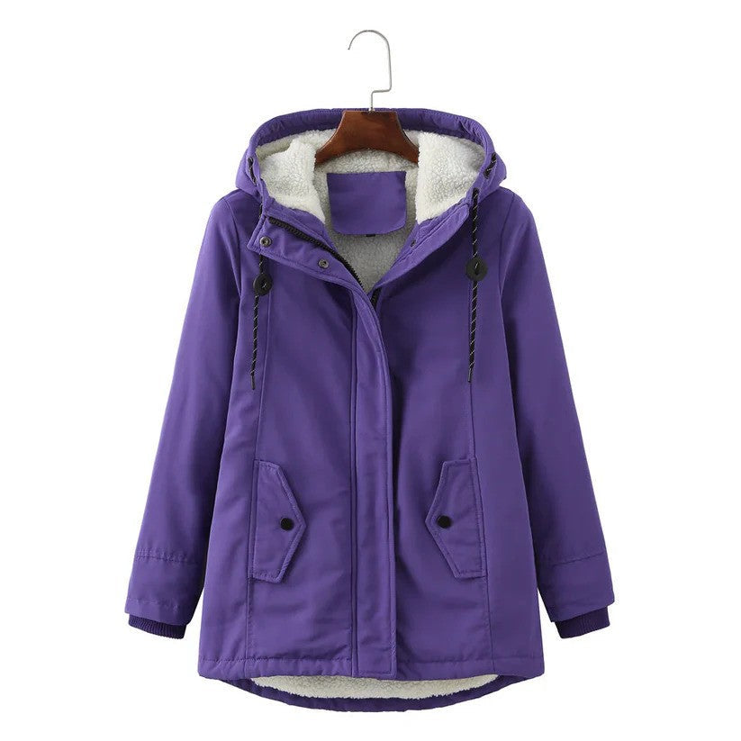 Lila Damen-Winterjacke mit Kapuze, warm gefüttert, zwei Taschen, Kordelzug, ideal für kalte Tage, modisch und funktional.