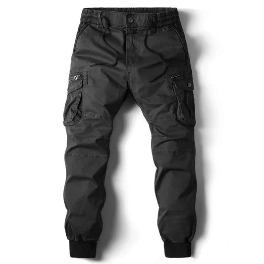 Schwarze Cargo-Hose für Herren mit elastischem Bund, Kordelzug und mehreren Taschen. Robuste, modische Freizeithose für Outdoor-Aktivitäten.
