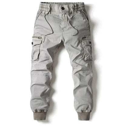 Graue Cargo-Hose für Herren mit elastischem Bund und Bündchen, mehreren Taschen, ideal für Outdoor-Aktivitäten und Freizeitkleidung.