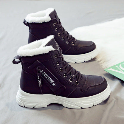 Schwarze Winterstiefel mit weißem Kunstfellfutter, dicker Sohle und seitlichem Reißverschluss auf grauem Hintergrund. Ideal für kaltes Wetter.
