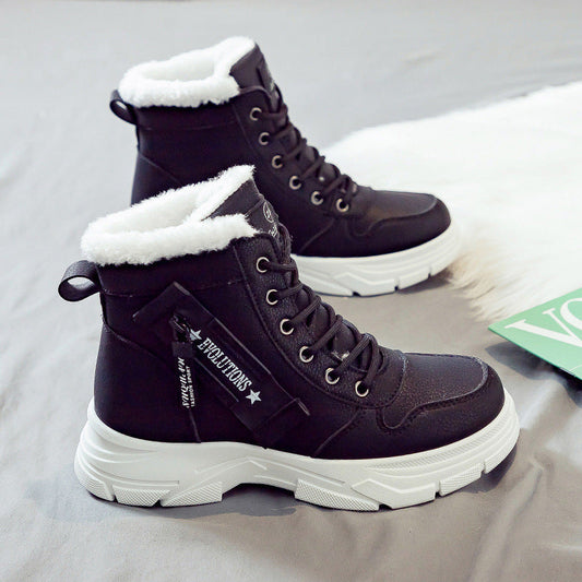 Schwarze Winterstiefel mit weißem Kunstfellfutter, dicker Sohle und seitlichem Reißverschluss auf grauem Hintergrund. Ideal für kaltes Wetter.