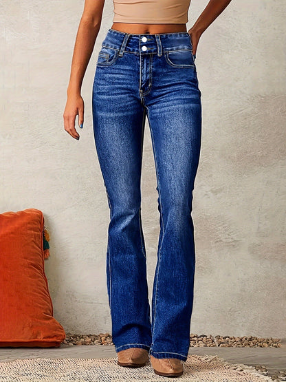Frau in blauer Schlaghose, hoher Bund, vor neutralem Hintergrund. Modetrend, Damenjeans, lässiger Stil, bequeme Passform, moderne Kleidung.