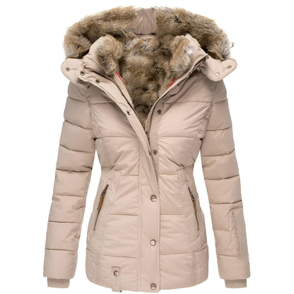 Beige Damen-Winterjacke mit Kunstfellkapuze, gesteppter Daunenoptik, Reißverschluss und Knöpfen. Ideal für kalte Temperaturen und modische Winteroutfits.