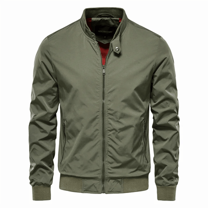 Olivgrüne Bomberjacke für Herren mit Reißverschluss, Stehkragen und gerippten Bündchen. Modische Herrenjacke, ideal für Herbst und Frühling.