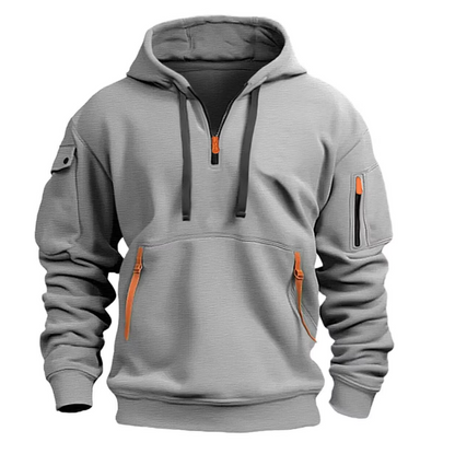 Grauer Herren-Hoodie mit Kapuze, Reißverschlusstaschen und orangefarbenen Akzenten. Bequeme Freizeitmode, ideal für Herbst und Winter.