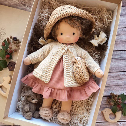 Handgefertigte Waldorf-Kuschelpuppe für Kinder