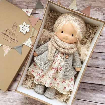 Handgefertigte Waldorf-Kuschelpuppe für Kinder