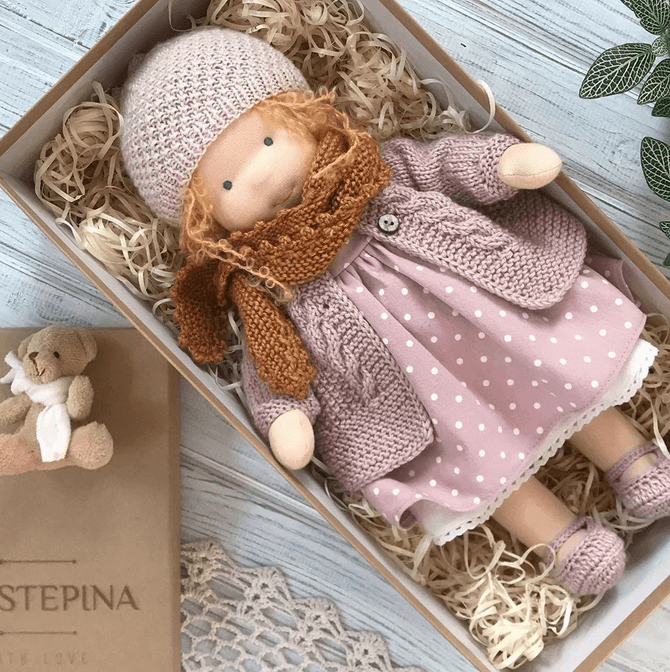 Handgefertigte Waldorf-Kuschelpuppe für Kinder
