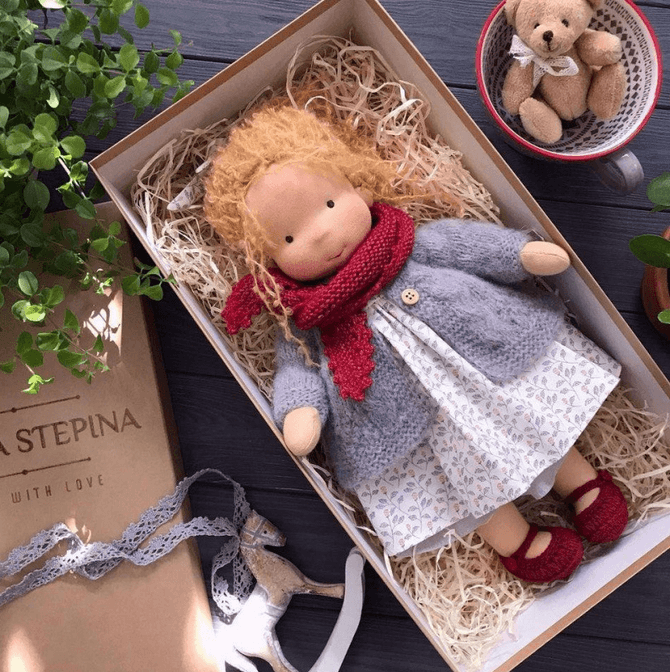 Handgefertigte Waldorf-Kuschelpuppe für Kinder