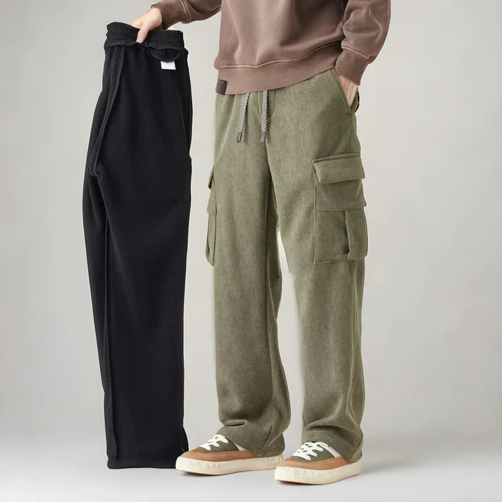Zwei Herren-Cargohosen, eine in Schwarz und eine in Olivgrün, mit Taschen und Kordelzug, lässiger Stil, ideal für Freizeitmode und Komfort.