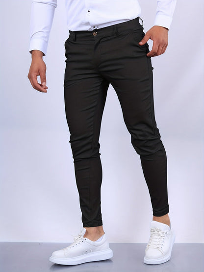 Mann in schwarzer Slim-Fit-Hose und weißen Sneakers, weißes Hemd. Mode für Herren, eleganter Look, moderne Kleidung, stilvolle Herrenmode.