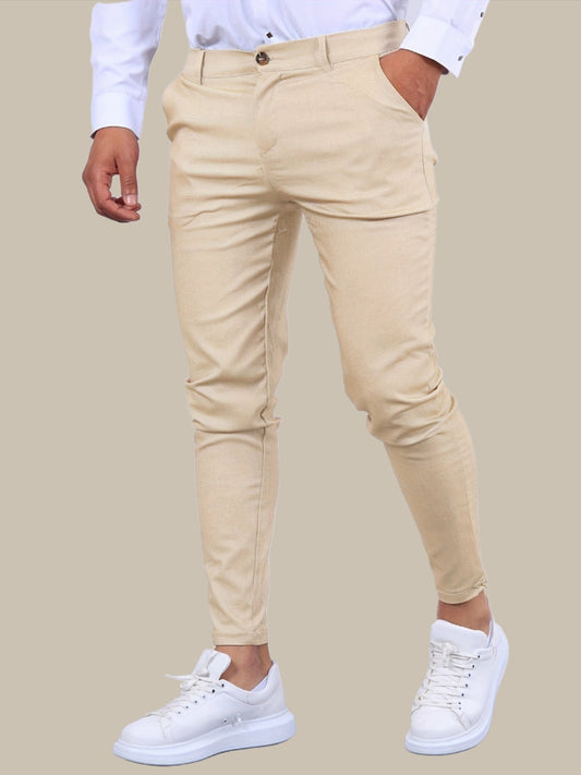 Beige Chinohose für Herren, kombiniert mit weißem Hemd und weißen Sneakers. Modischer, eleganter Look für Freizeit und Büro.