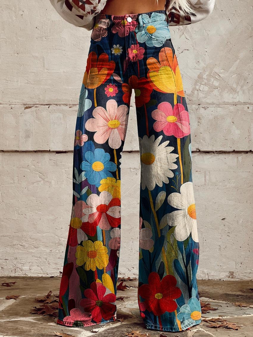 Bunte Schlaghose mit Blumenmuster, Damenmode, Retro-Stil, lebendige Farben, trendige Kleidung, modische Statement-Hose, Vintage-Look.