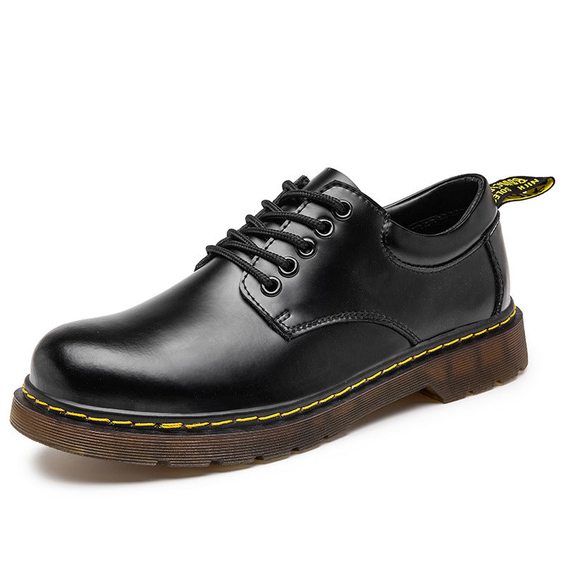 Schwarzer Lederschuh mit gelber Naht, rutschfeste Sohle und Schnürsenkeln. Klassisches Design, ideal für Herrenmode und Freizeitkleidung.