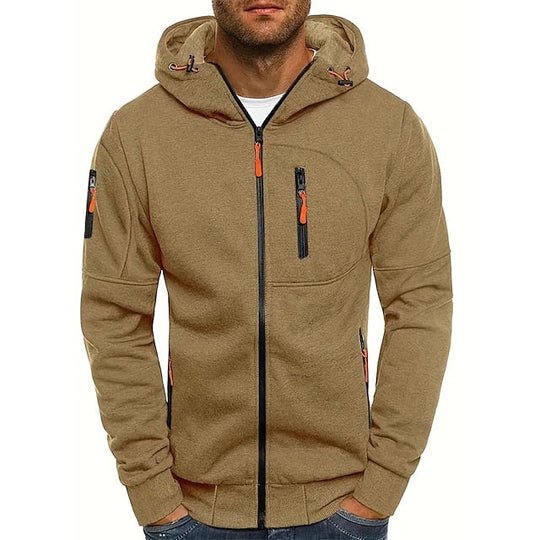 Mann trägt beige Kapuzenjacke mit Reißverschlüssen, sportlich und modern. Perfekt für Herbstmode, Freizeitkleidung, Herrenmode.