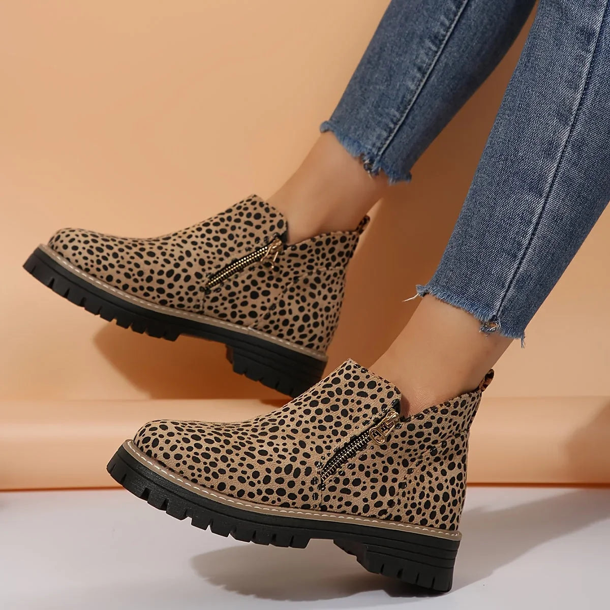 Damen-Stiefeletten aus Leoparden-Wildleder mit seitlichem Reißverschluss und klobiger Profilsohle
