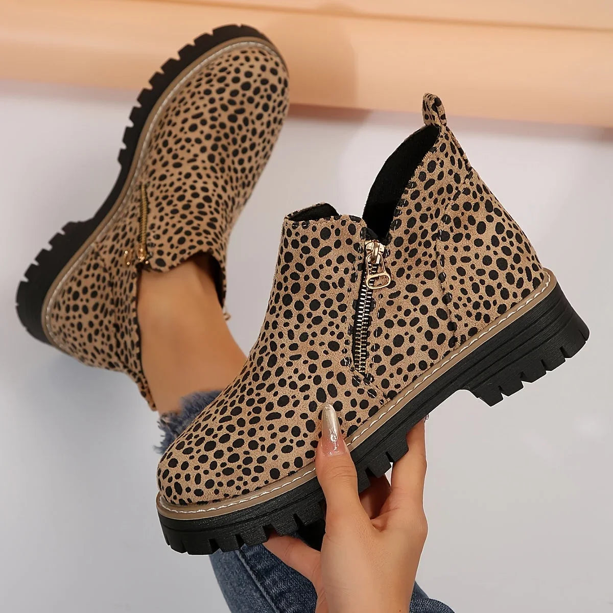 Damen-Stiefeletten aus Leoparden-Wildleder mit seitlichem Reißverschluss und klobiger Profilsohle