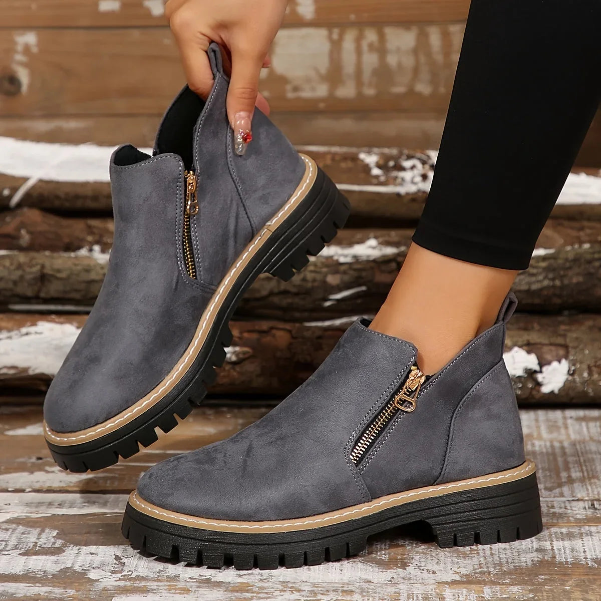 Damen-Stiefeletten aus Leoparden-Wildleder mit seitlichem Reißverschluss und klobiger Profilsohle