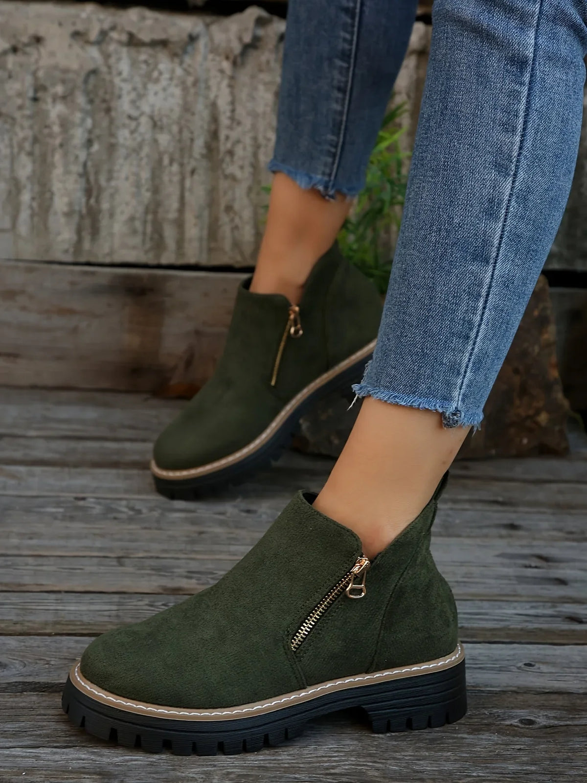 Damen-Stiefeletten aus Leoparden-Wildleder mit seitlichem Reißverschluss und klobiger Profilsohle