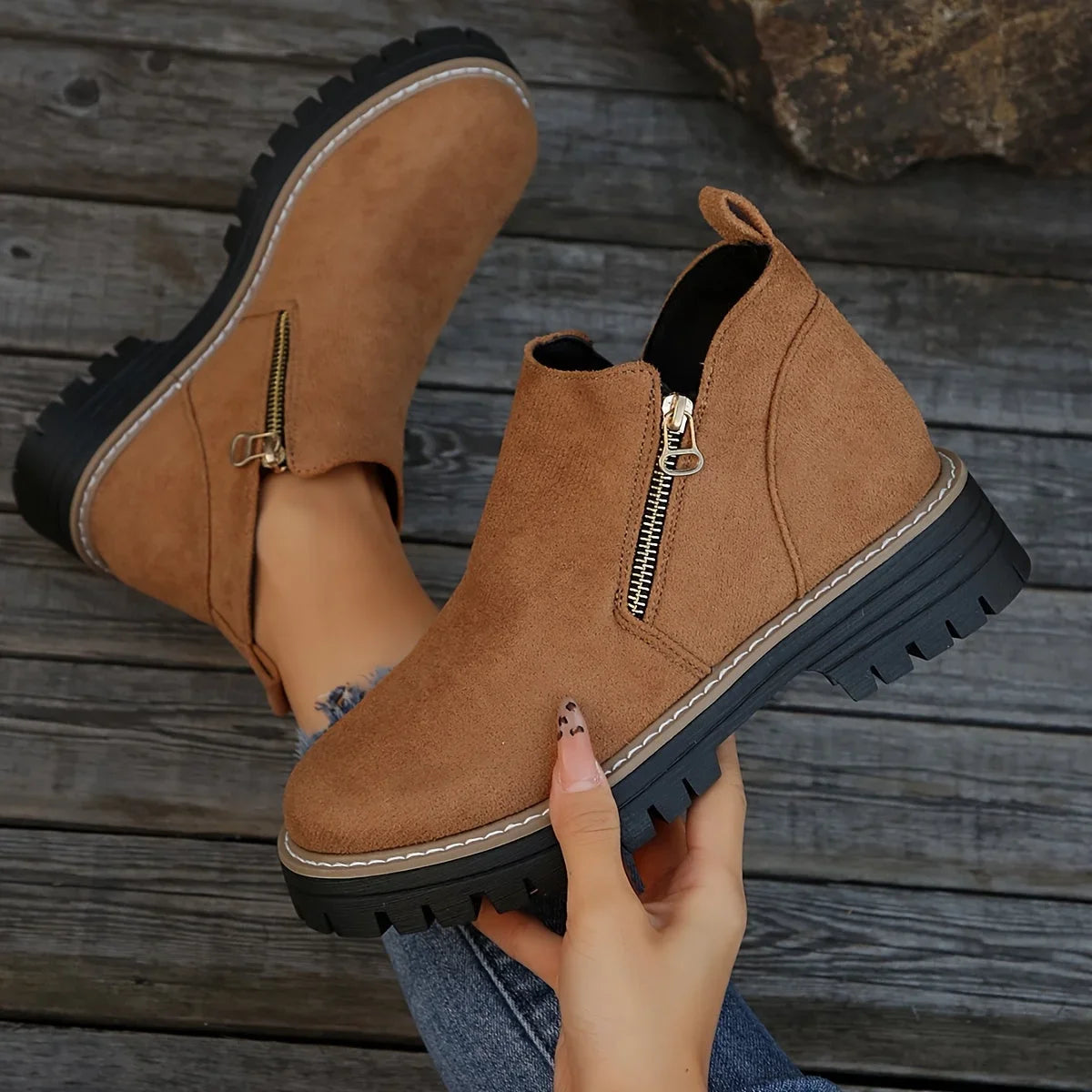 Damen-Stiefeletten aus Leoparden-Wildleder mit seitlichem Reißverschluss und klobiger Profilsohle