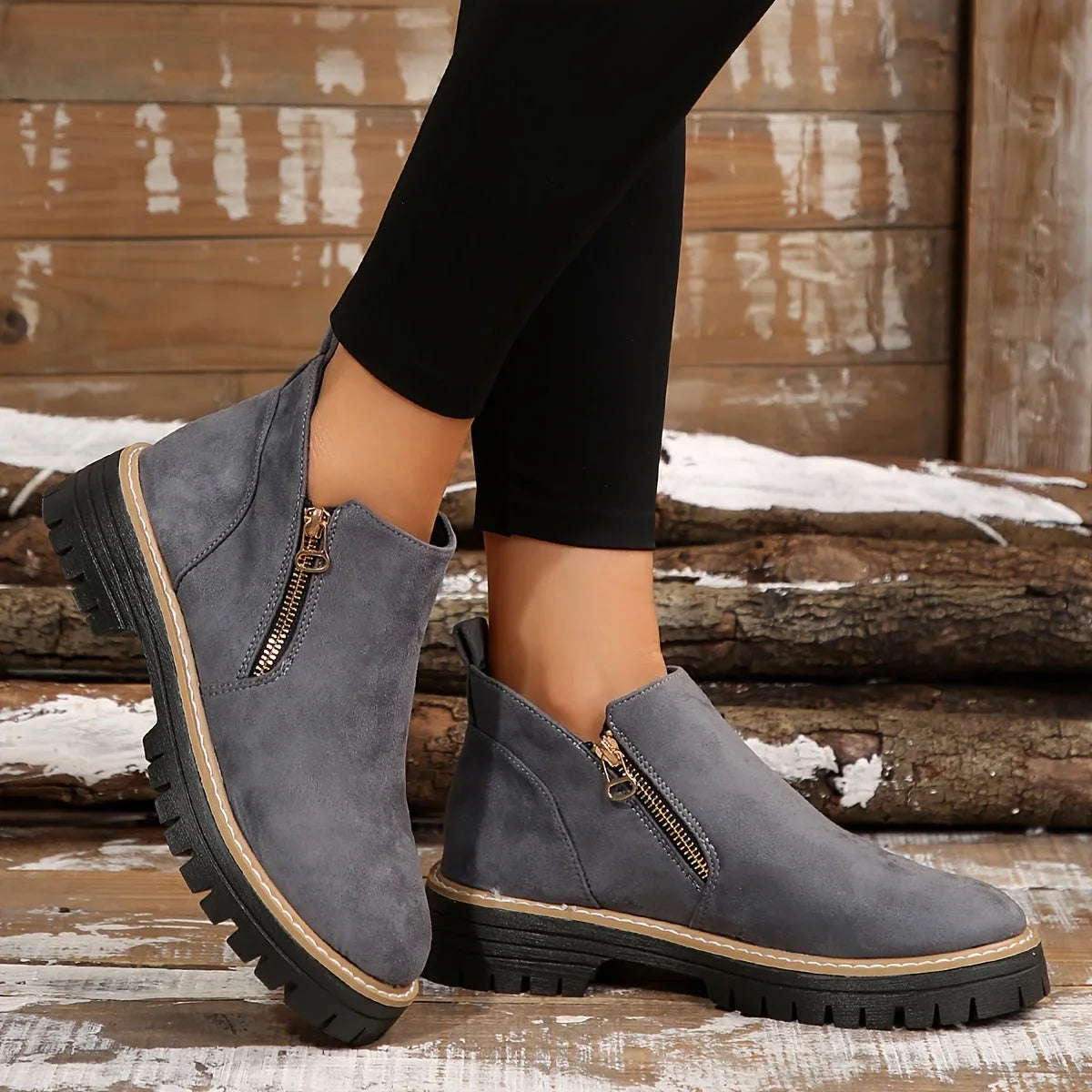 Damen-Stiefeletten aus Leoparden-Wildleder mit seitlichem Reißverschluss und klobiger Profilsohle