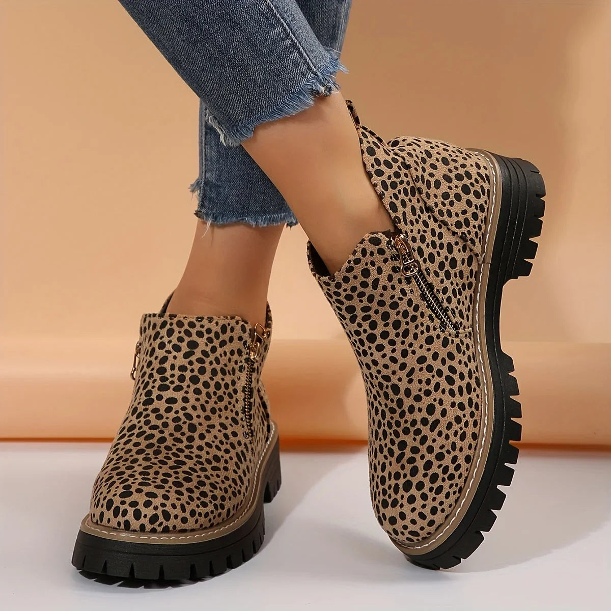 Damen-Stiefeletten aus Leoparden-Wildleder mit seitlichem Reißverschluss und klobiger Profilsohle