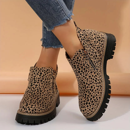 Damen-Stiefeletten aus Leoparden-Wildleder mit seitlichem Reißverschluss und klobiger Profilsohle