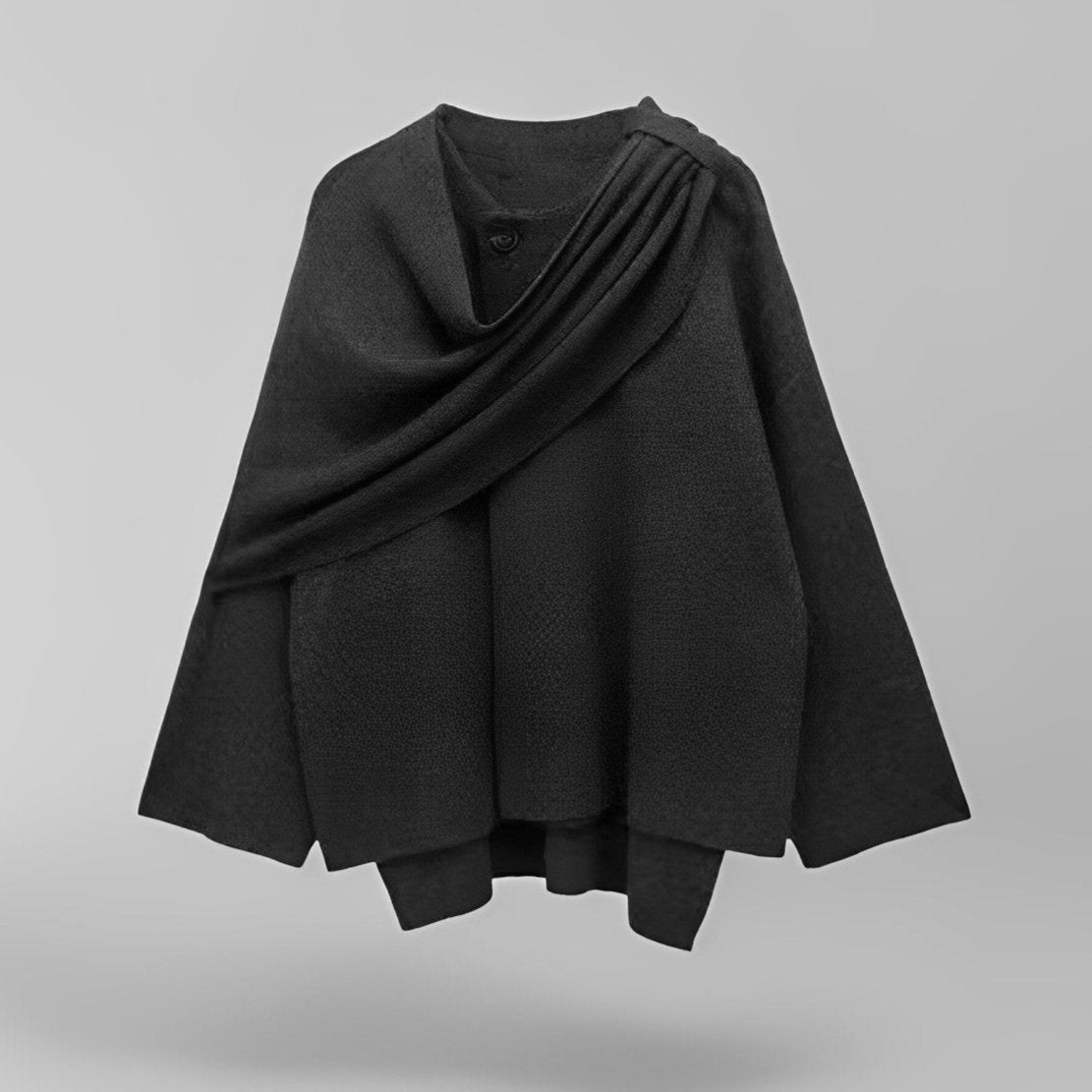Schwarzer Wollponcho mit asymmetrischem Design, drapiertem Kragen und Knopfverschluss. Elegante Damenmode, ideal für Herbst und Winter.